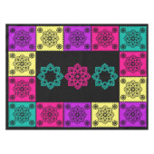 Farbenfrohe mexikanische Papa Picado auf schwarz Tischdecke (Vorderseite (Horizontal))