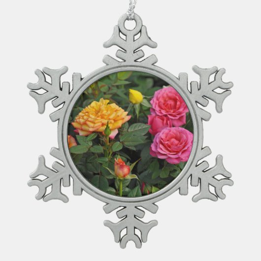 Farbenfrohe Miniatur-Rose Schneeflocken Zinn-Ornament (Vorderseite)