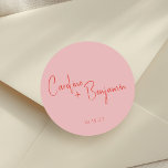 Farbenfrohe moderne Boho Pink Red Script Hochzeit Runder Aufkleber<br><div class="desc">Personalisierte Farbenfrohe Moderne Boho Pink Rote Schrift Hochzeit Klassischer Rundsticker</div>