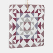 Farbenfrohe, moderne Quilt Block Geometric Burgund Keramikornament (Rechts)