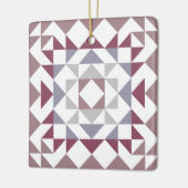 Farbenfrohe, moderne Quilt Block Geometric Burgund Keramikornament (Links)