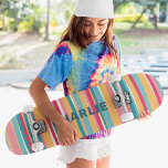 Farbenfrohe moderne Streifen - Personalisierter Na Skateboard<br><div class="desc">Farbenfrohe moderne Streifen Personalisierter Name Skateboard zeigt Ihren personalisierten Namen in der modernen Typografie auf einem farbenprächtigen Streifen Hintergrund in Rosa, Blau, Orange und Weiß. Personalisieren Sie diese, indem Sie den Text in dem dafür vorgesehenen Textfeld bearbeiten. Geben Sie Ihrem Lieblingskateboarder zu Weihnachten, Geburtstag oder Ihrer BESTE FREUNDIN ein maßgeschneidertes...</div>
