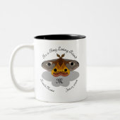 Farbenfrohe Moth Monogram Zweifarbige Tasse (Links)
