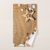 Farbenfrohe Muscheln auf dem Set mit einem Badehan (Handtuch)