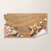 Farbenfrohe Muscheln auf dem Set mit einem Badehan (Handtuch)