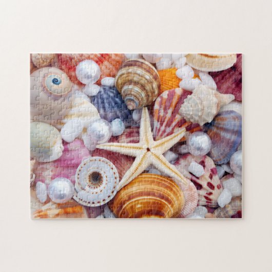 Farbenfrohe Muscheln im Puzzle am Strand (Horizontal)