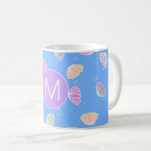 Farbenfrohe Muscheln Muster Light Blue Monogram Kaffeetasse (VorderseiteRechts)