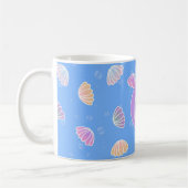 Farbenfrohe Muscheln Muster Light Blue Monogram Kaffeetasse (Links)