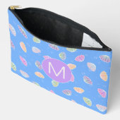 Farbenfrohe Muscheln Muster Light Blue Monogram Zubehörtasche (Offen)