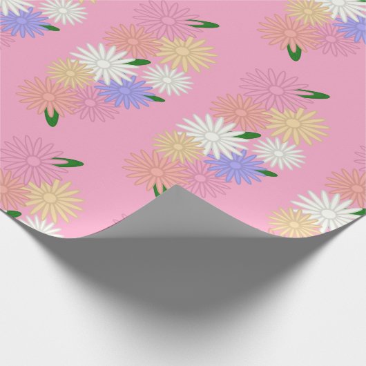 Farbenfrohe Muster auf Narbenrosa Geschenkpapier (Ecke)