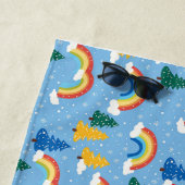 Farbenfrohe Muster mit Regenbogen und Bäumen Strandtuch (Beispiel)