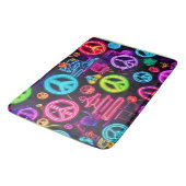 Farbenfrohe Neon Peace Pattern Badematte (Schrägansicht)