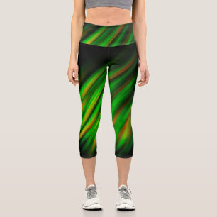 Farbenfrohe neongrüne Pinselstriche auf dunkelgrau Capri Leggings