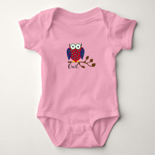 Farbenfrohe Niedliche Eule auf Zweig mit braunen B Baby Strampler