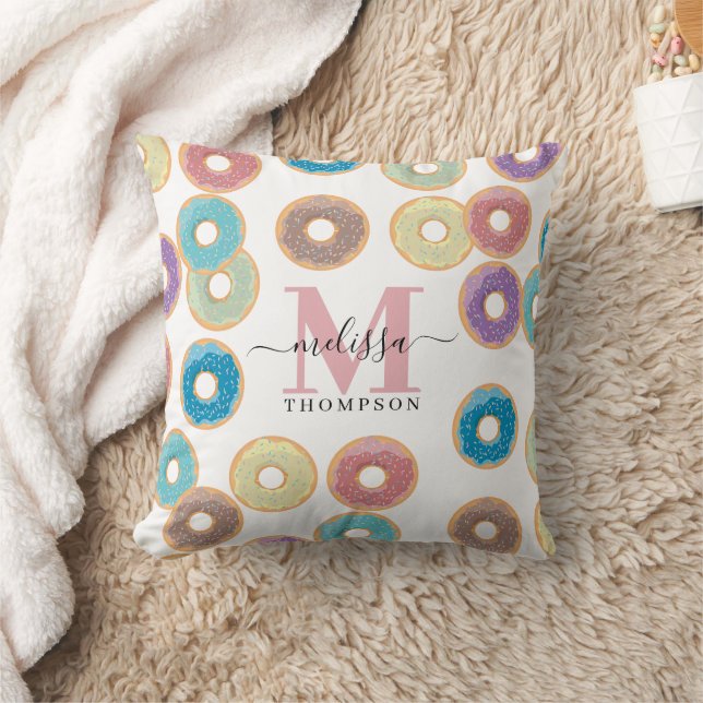 Farbenfrohe Nudeln und Sprinklen Monogramm Kissen (Decke)