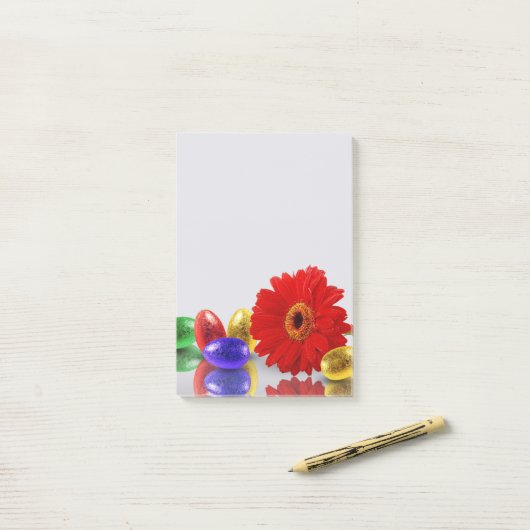 Farbenfrohe Ostereier mit Gerbera Post-it Klebezettel (Auf Schreibtisch)
