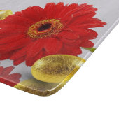 Farbenfrohe Ostereier mit Gerbera Schneidebrett (Ecke)
