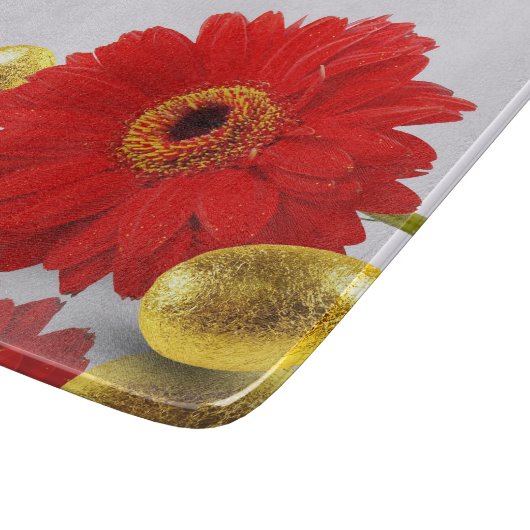 Farbenfrohe Ostereier mit Gerbera Schneidebrett (Ecke)
