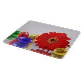 Farbenfrohe Ostereier mit Gerbera Schneidebrett (Ecke)