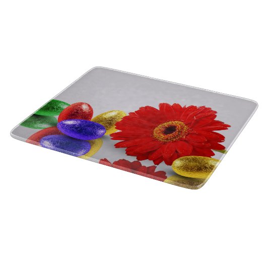 Farbenfrohe Ostereier mit Gerbera Schneidebrett (Ecke)