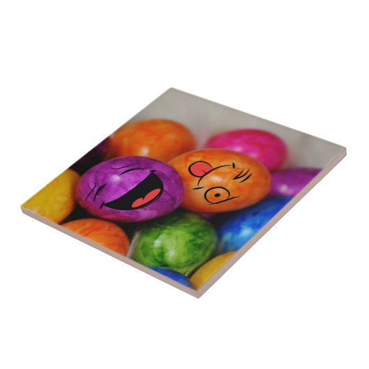 Farbenfrohe Ostereier mit sonnigen Gesichtern Fliese (Seite)