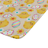 Farbenfrohe Ostereier und -gestänge Schneidebrett (Ecke)