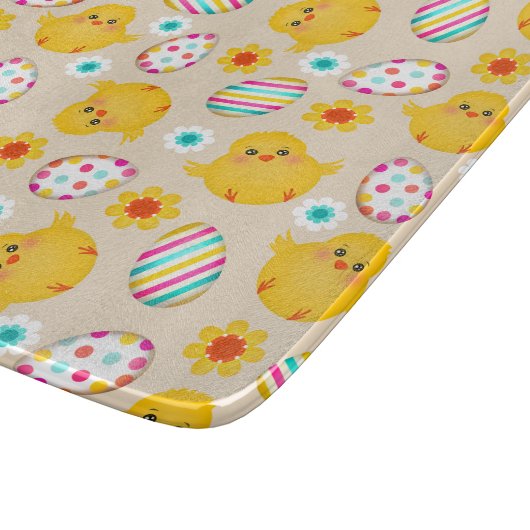 Farbenfrohe Ostereier und -gestänge Schneidebrett (Ecke)