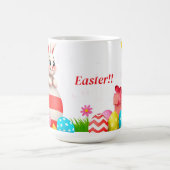 Farbenfrohe Osterhase mit Eiern und Geschenk Kaffeetasse (Mittel)