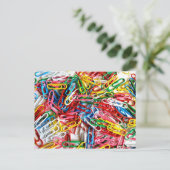 Farbenfrohe Papierklammern Büromaterial Postkarte (Stehend Vorderseite)