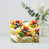 Farbenfrohe Passion Frucht Pavlova Postkarte (Stehend Vorderseite)