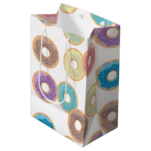 Farbenfrohe Pastel Donuts & Sprinkles Muster Mittlere Geschenktüte (Vorderseite Schrägansicht)