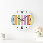 Farbenfrohe Pastelhütten Große Wanduhr (Zuhause)