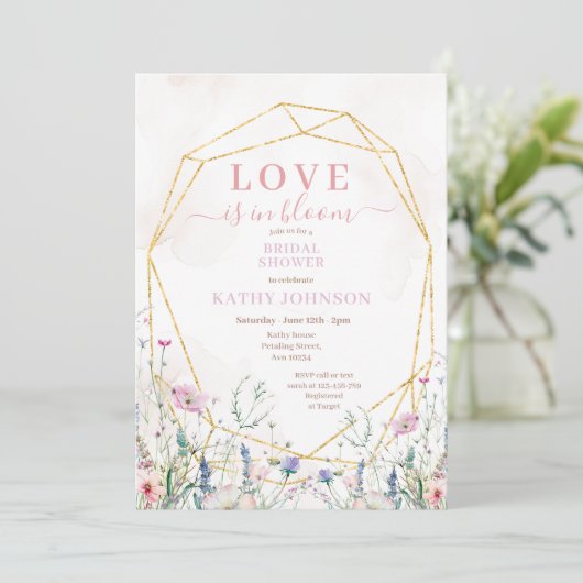 Farbenfrohe Pastell Wildblume Brautparty Einladung (Stehend Vorderseite)