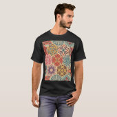 Farbenfrohe Patchwork-Fliesen T-Shirt (Vorne ganz)