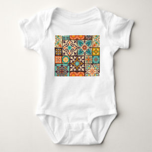 Farbenfrohe Patchwork Islam Motifs Tile Baby Strampler