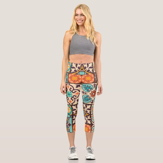 Farbenfrohe Patchwork Islam Motifs Tile Capri Leggings (Vorderseite)