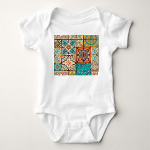 Farbenfrohe Patchwork Islamische Majolika Baby Strampler