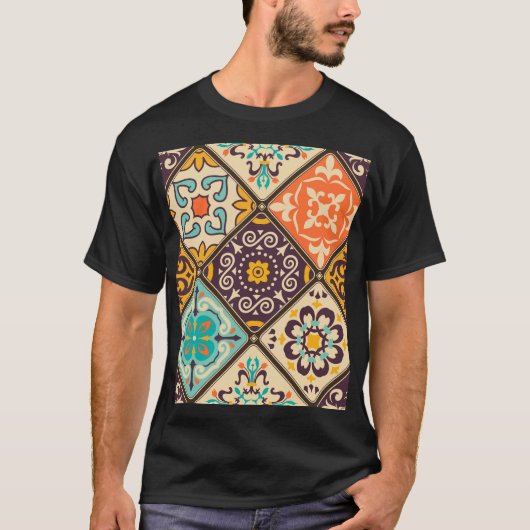 Farbenfrohe Patchwork: Majolica Fliesendesign T-Shirt (Vorderseite)