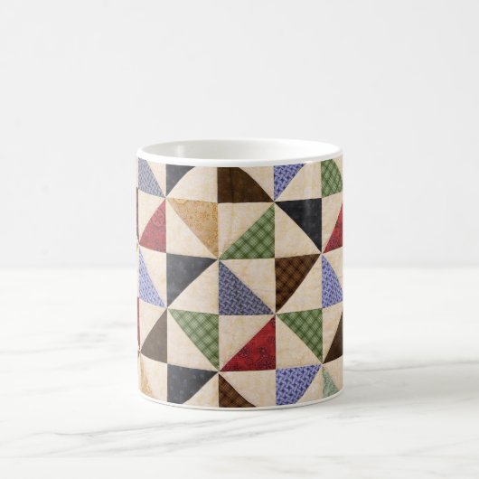 Farbenfrohe Patchwork-Quilt: Blume Textur. Kaffeetasse (Mittel)