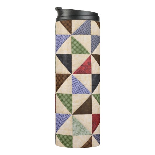 Farbenfrohe Patchwork-Quilt: Blume Textur. Thermosbecher (Nach rechts gedreht)