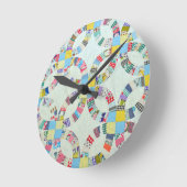 Farbenfrohe Patchwork-Steppdecke Runde Wanduhr (Winkel)