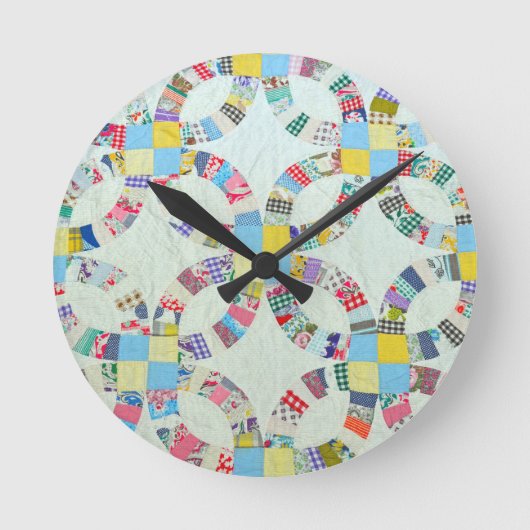 Farbenfrohe Patchwork-Steppdecke Runde Wanduhr (Vorderseite)