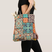 Farbenfrohe Patchwork-Tile: Motive der islamischen Tasche (Von Nahem)