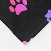 Farbenfrohe Paw-Druckmuster auf schwarz Fleecedecke (Ecke)