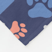 Farbenfrohe Paw Prints Personalisierte blaue Navy  Fleecedecke (Ecke)