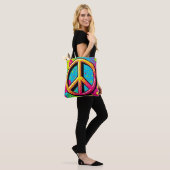 Farbenfrohe Peace & Love Stimmung Tasche (Am Model)