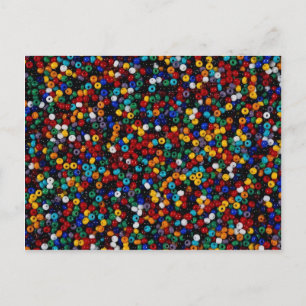 Farbenfrohe Perlen für dekorative Arbeiten Postkarte