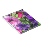 Farbenfrohe Petunias Notizblock (angewinkelt)