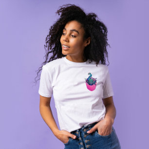Farbenfrohe Pfau in einem gedruckten rosa Taschen T-Shirt