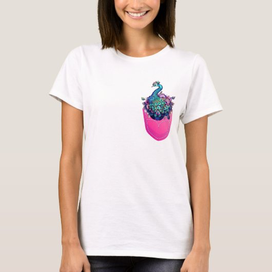 Farbenfrohe Pfau in einem gedruckten rosa Taschen T-Shirt (Vorderseite)